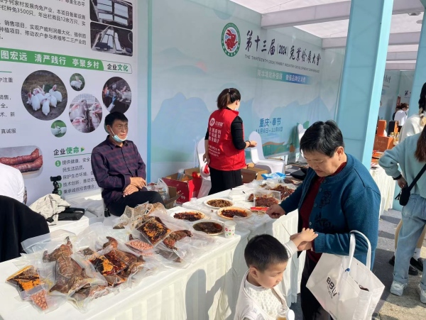 市民品嘗兔肉美食。蔣海濤攝